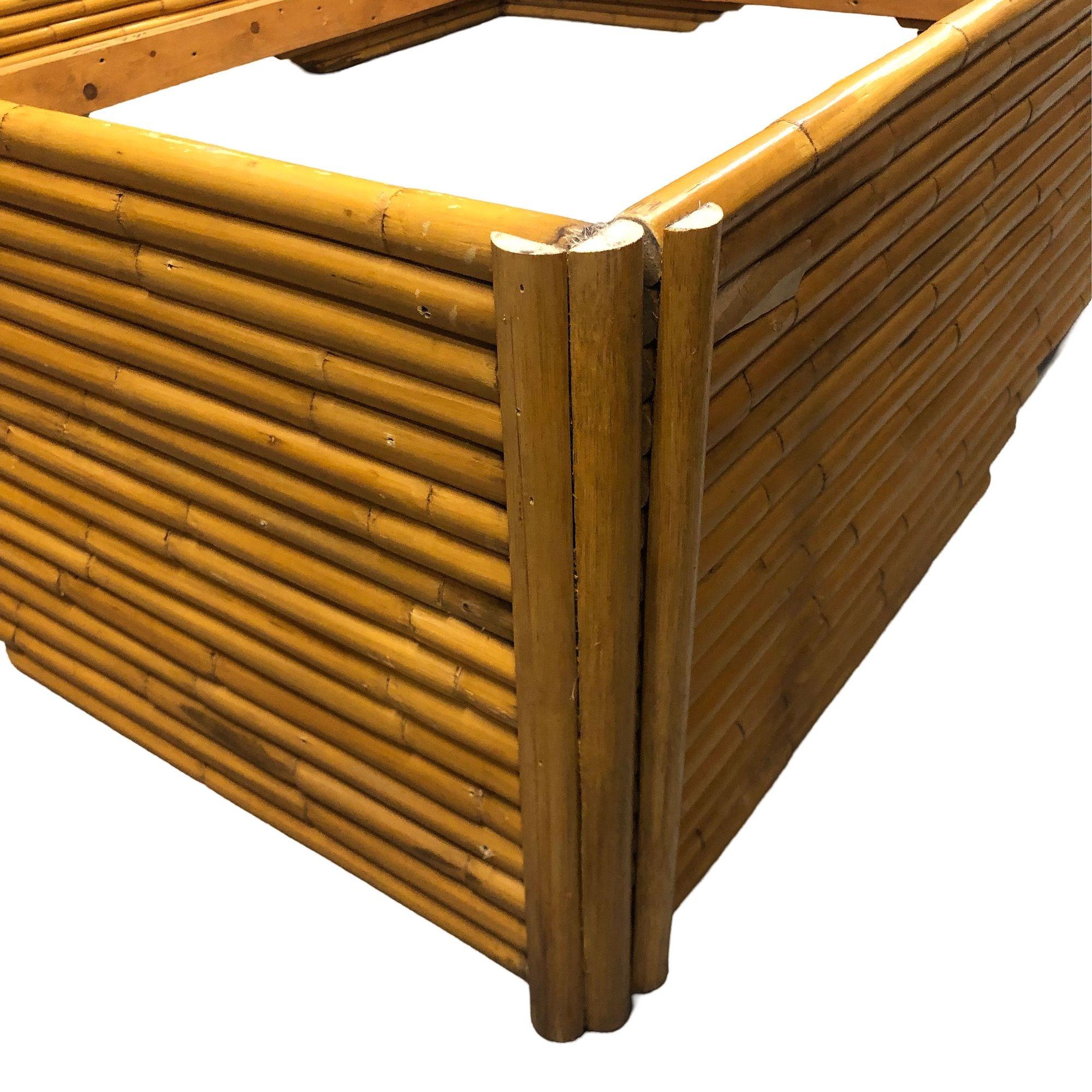 Americano Telaio del letto completo in rattan impilato restaurato della metà del secolo scorso in vendita