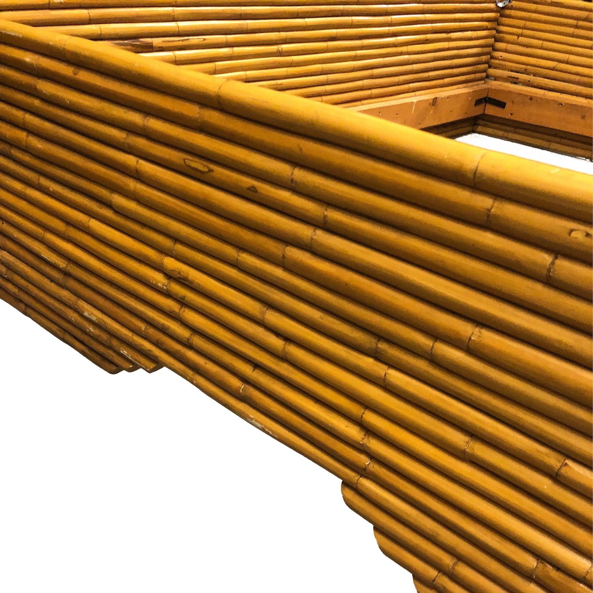 Metà XX secolo Telaio del letto completo in rattan impilato restaurato della metà del secolo scorso in vendita