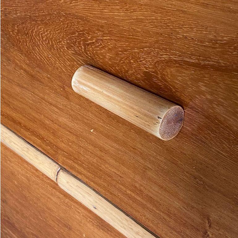 Rattan Cassettone impilato in rattan e mogano di metà secolo restaurato da Kane Kraft in vendita