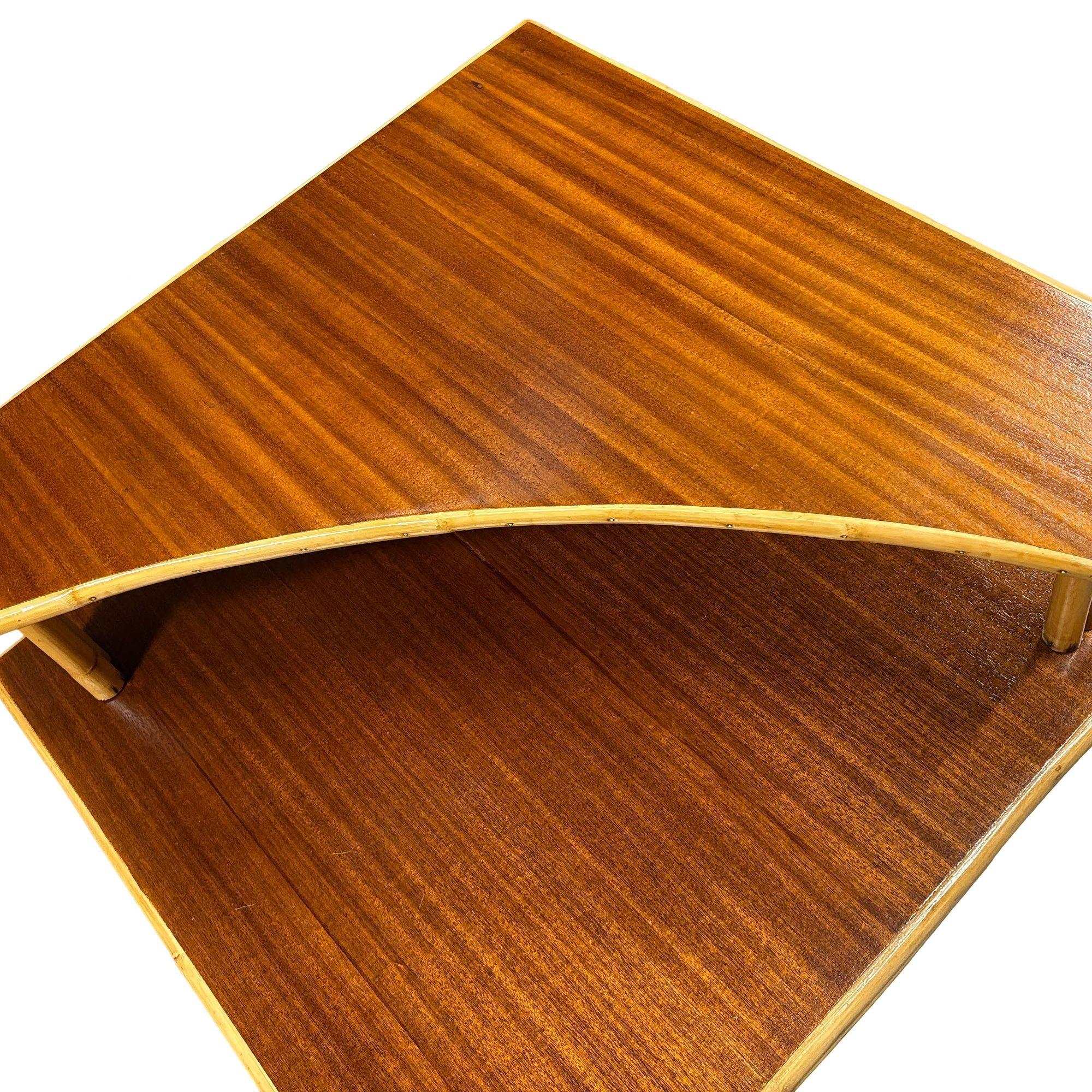 Mesa auxiliar esquinera apilada de ratán y caoba, restaurada, de mediados de siglo en Excelente estado para la venta en Van Nuys, CA