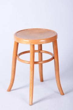 Taburete restaurado de mediados de siglo, de madera de haya, contrachapado, repulido, checo, década de 1950