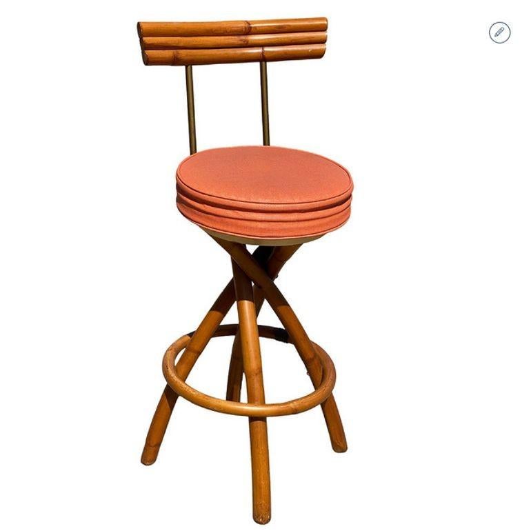 Mid-Century Modern Paire de tabourets de bar pivotants du milieu du siècle en rotin et laiton, restaurés, à pieds en spirale en vente
