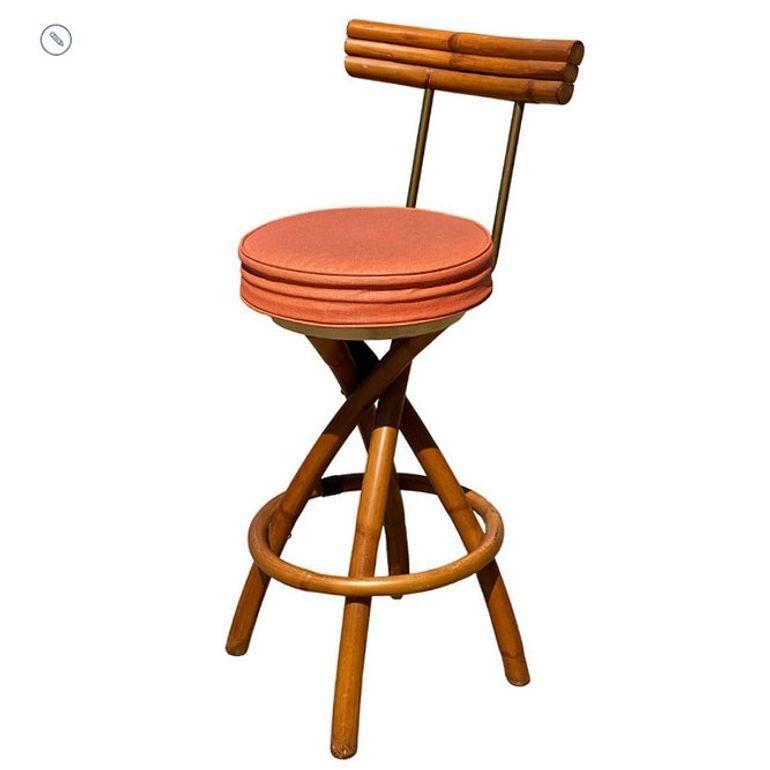 Américain Paire de tabourets de bar pivotants du milieu du siècle en rotin et laiton, restaurés, à pieds en spirale en vente