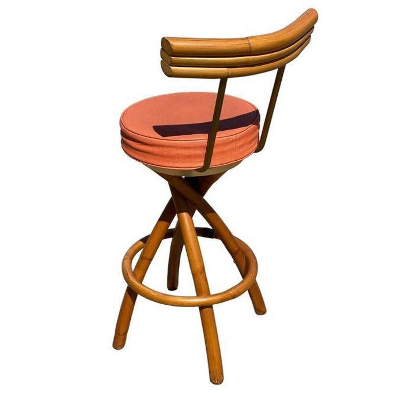 Paire de tabourets de bar pivotants du milieu du siècle en rotin et laiton, restaurés, à pieds en spirale Excellent état - En vente à Van Nuys, CA