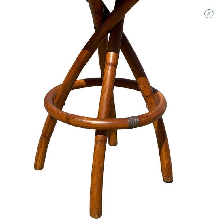 Milieu du XXe siècle Paire de tabourets de bar pivotants du milieu du siècle en rotin et laiton, restaurés, à pieds en spirale en vente