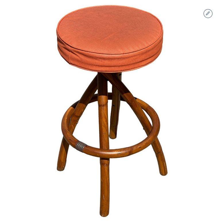 Naugahyde Paire de tabourets de bar pivotants du milieu du siècle en rotin et laiton, restaurés, à pieds en spirale en vente