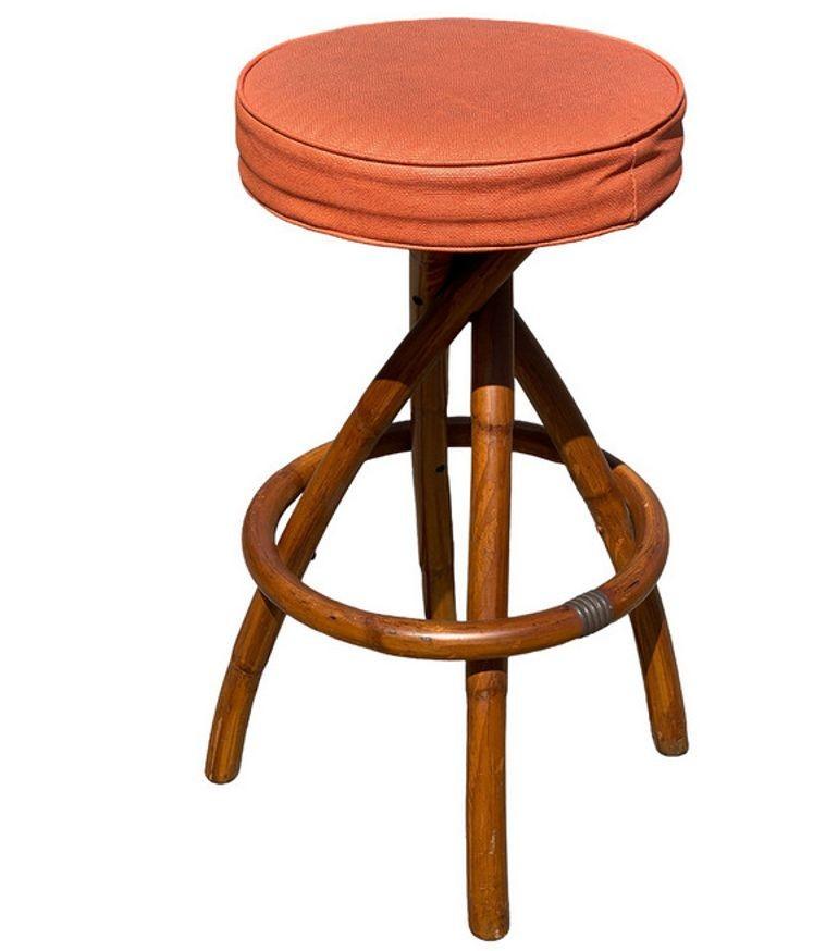 Paire de tabourets de bar pivotants du milieu du siècle en rotin et laiton, restaurés, à pieds en spirale en vente 1