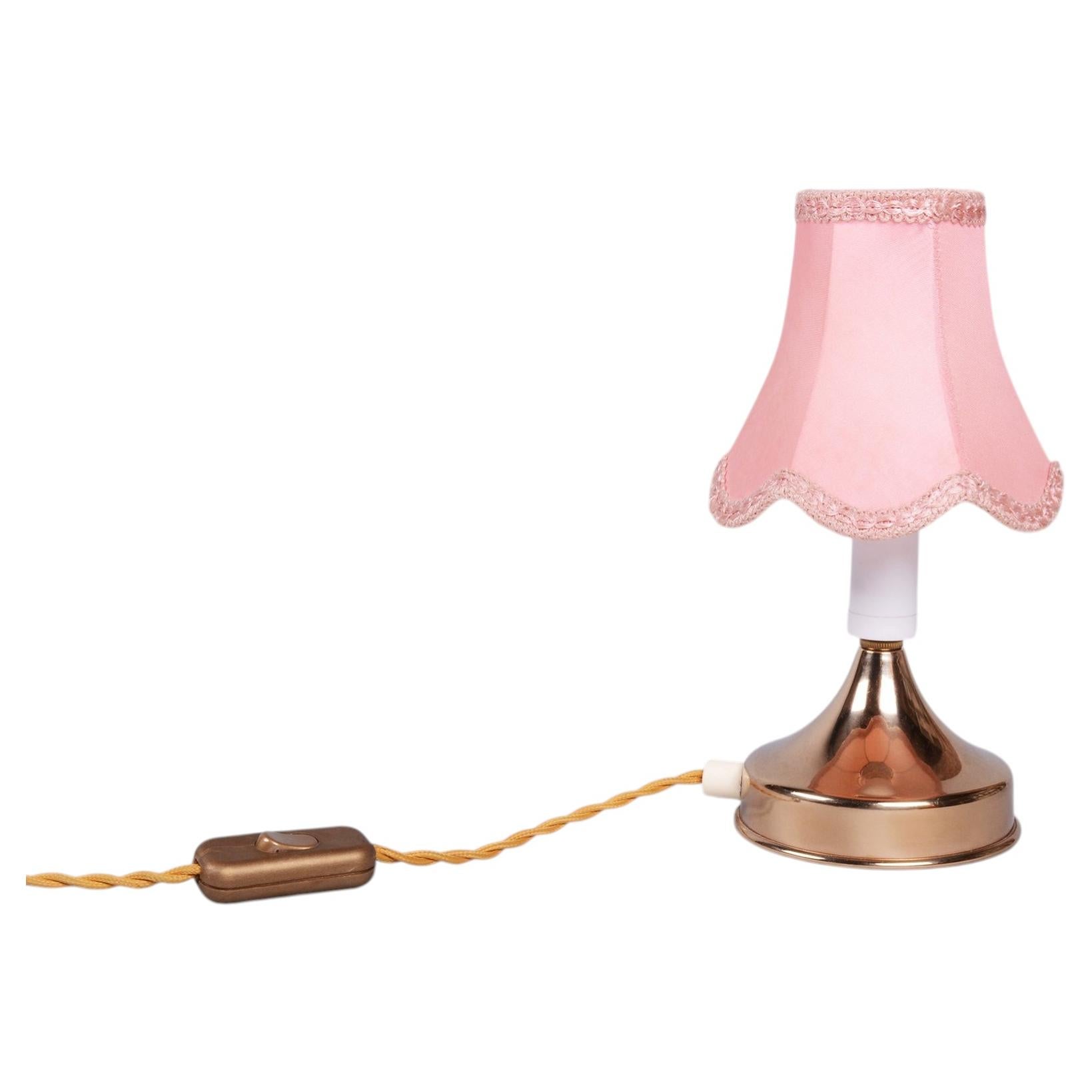 Lampada da tavolo restaurata degli anni ’60, in ottone, con paralume in tessuto, cavi sostituiti, ceca, anni ’60 in vendita