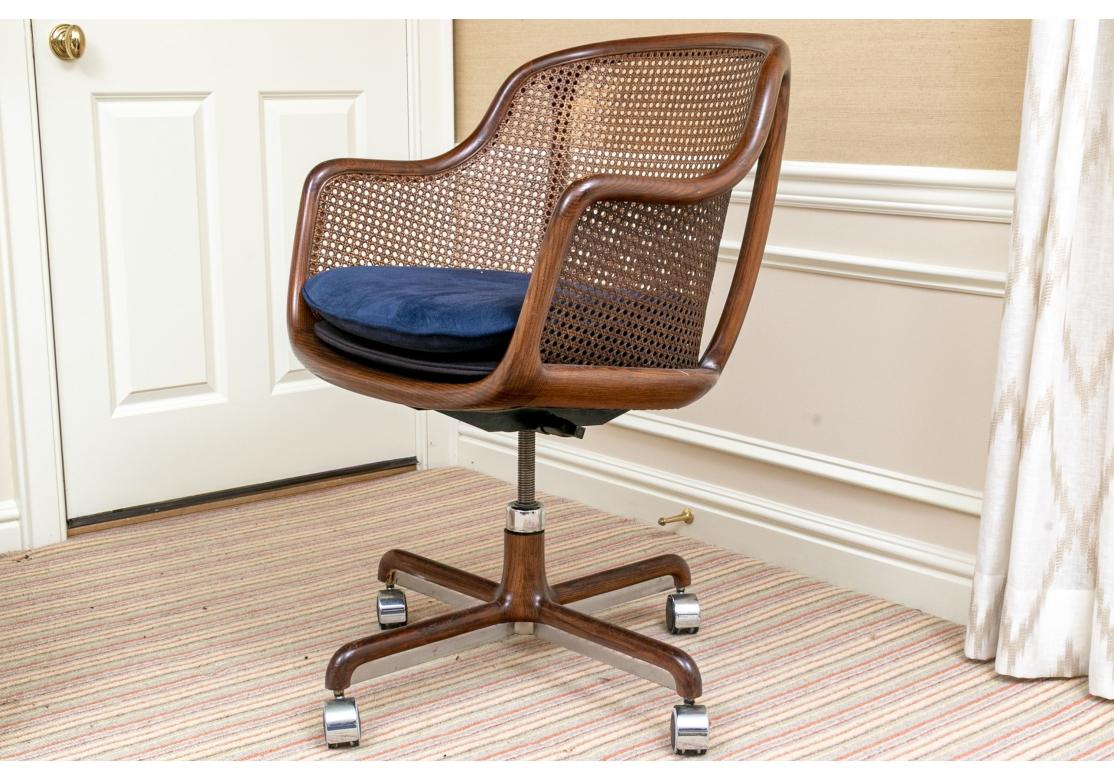 Restaurierte Mid Century Ward Bennett für Brickel Assoc. Rohrstock-Schreibtischstuhl im Zustand „Relativ gut“ im Angebot in Bridgeport, CT