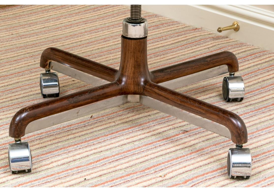 Restaurierte Mid Century Ward Bennett für Brickel Assoc. Rohrstock-Schreibtischstuhl (20. Jahrhundert) im Angebot