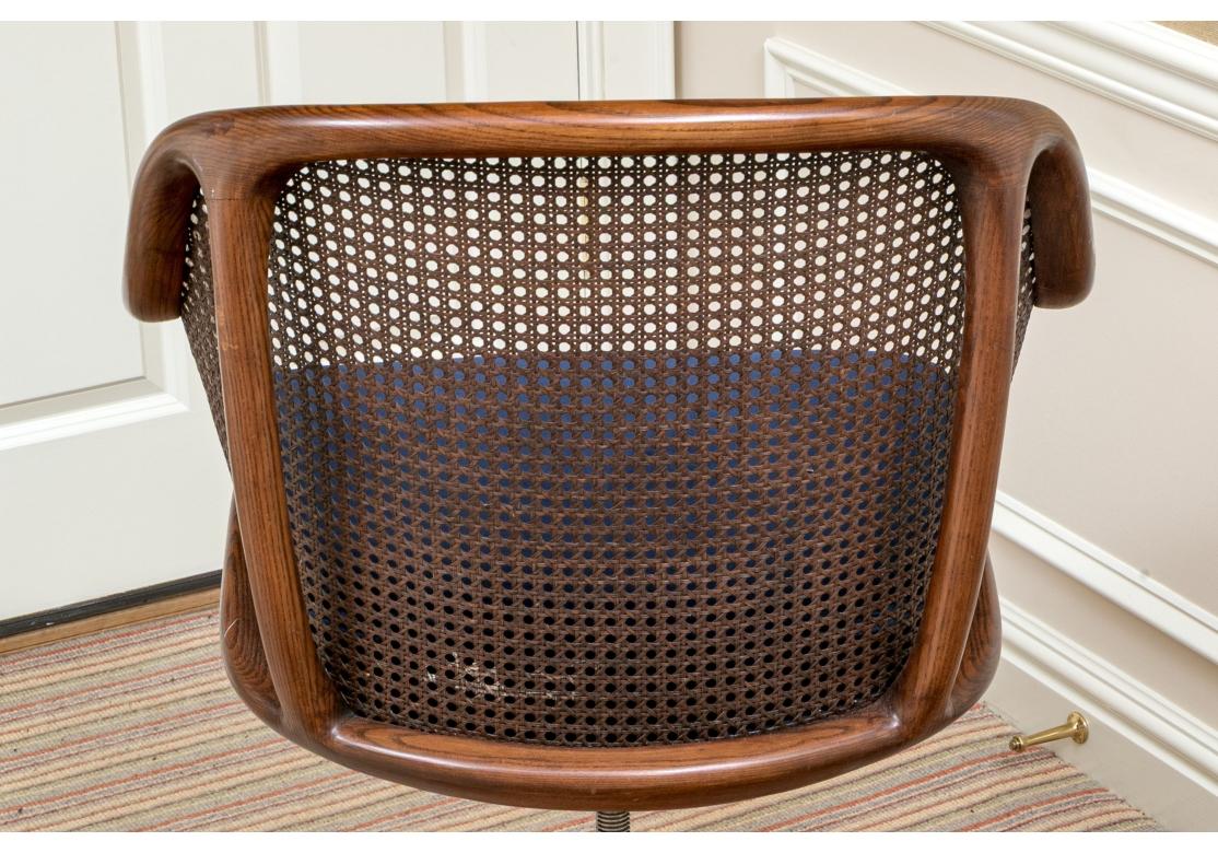 Restaurierte Mid Century Ward Bennett für Brickel Assoc. Rohrstock-Schreibtischstuhl (Samt) im Angebot