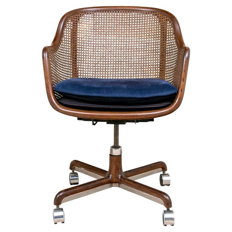 Restauration d
un immeuble du milieu du siècle, The Bennetts, pour Brickel Assoc. Chaise de bureau cannée