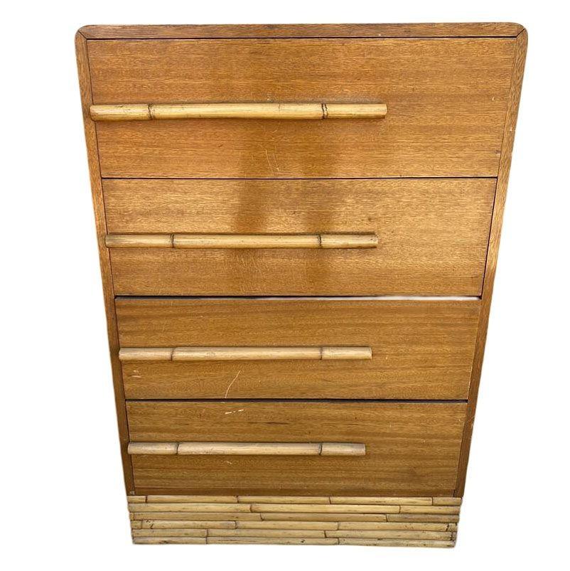 Questo comò highboy in rattan e mogano, ispirato a Paul Frankl, è stato splendidamente restaurato. Il comò unisce lo stile e il fascino vintage al comfort moderno grazie alla base in rattan impilato e ai tiranti dei cassetti in rattan a strisce