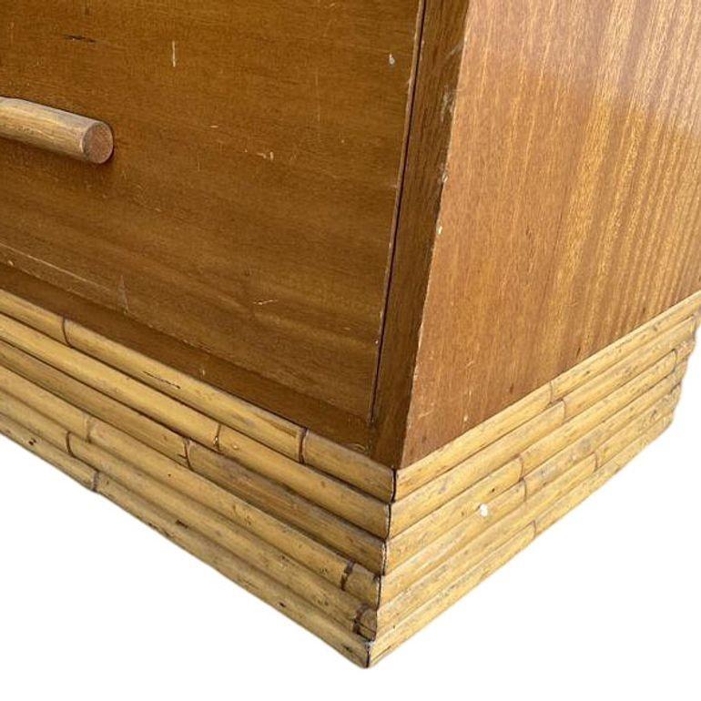 Cassettiera a cascata in mogano restaurata della metà del secolo scorso con base in rattan impilata in vendita 2