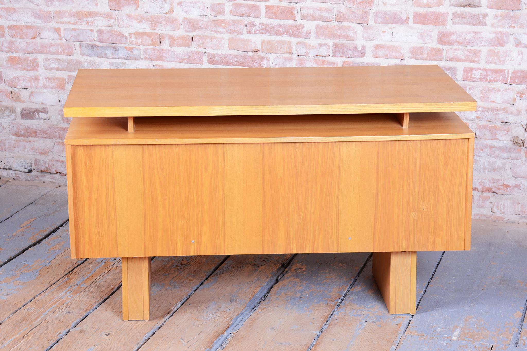 Restaurierter Schreibtisch aus der Mitte des Jahrhunderts, Esche, revitalisiertes Polen, Tschechien, 1960er Jahre im Angebot 7