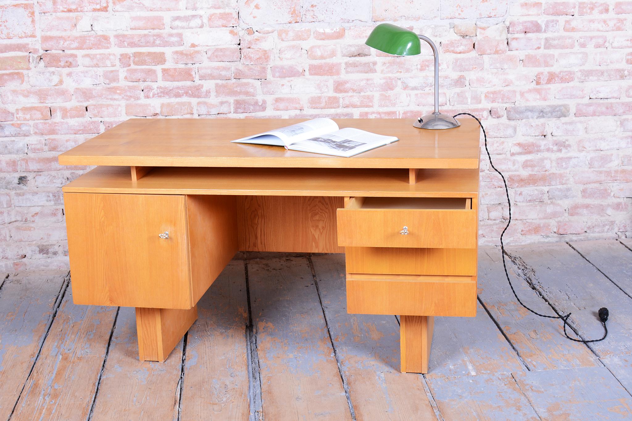 Restaurierter Schreibtisch aus der Mitte des Jahrhunderts, Esche, revitalisiertes Polen, Tschechien, 1960er Jahre (Moderne der Mitte des Jahrhunderts) im Angebot