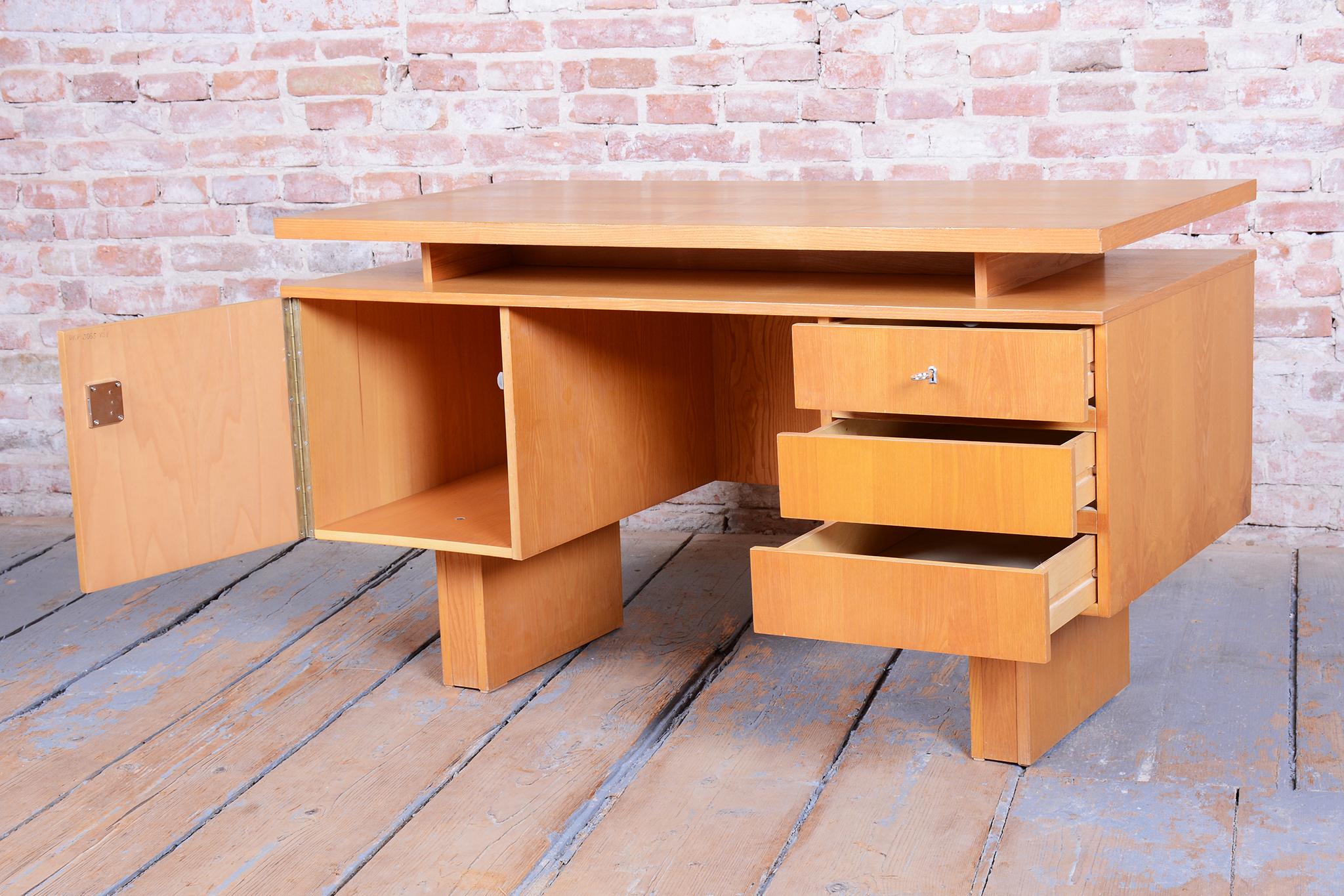 Restaurierter Schreibtisch aus der Mitte des Jahrhunderts, Esche, revitalisiertes Polen, Tschechien, 1960er Jahre (Tschechisch) im Angebot