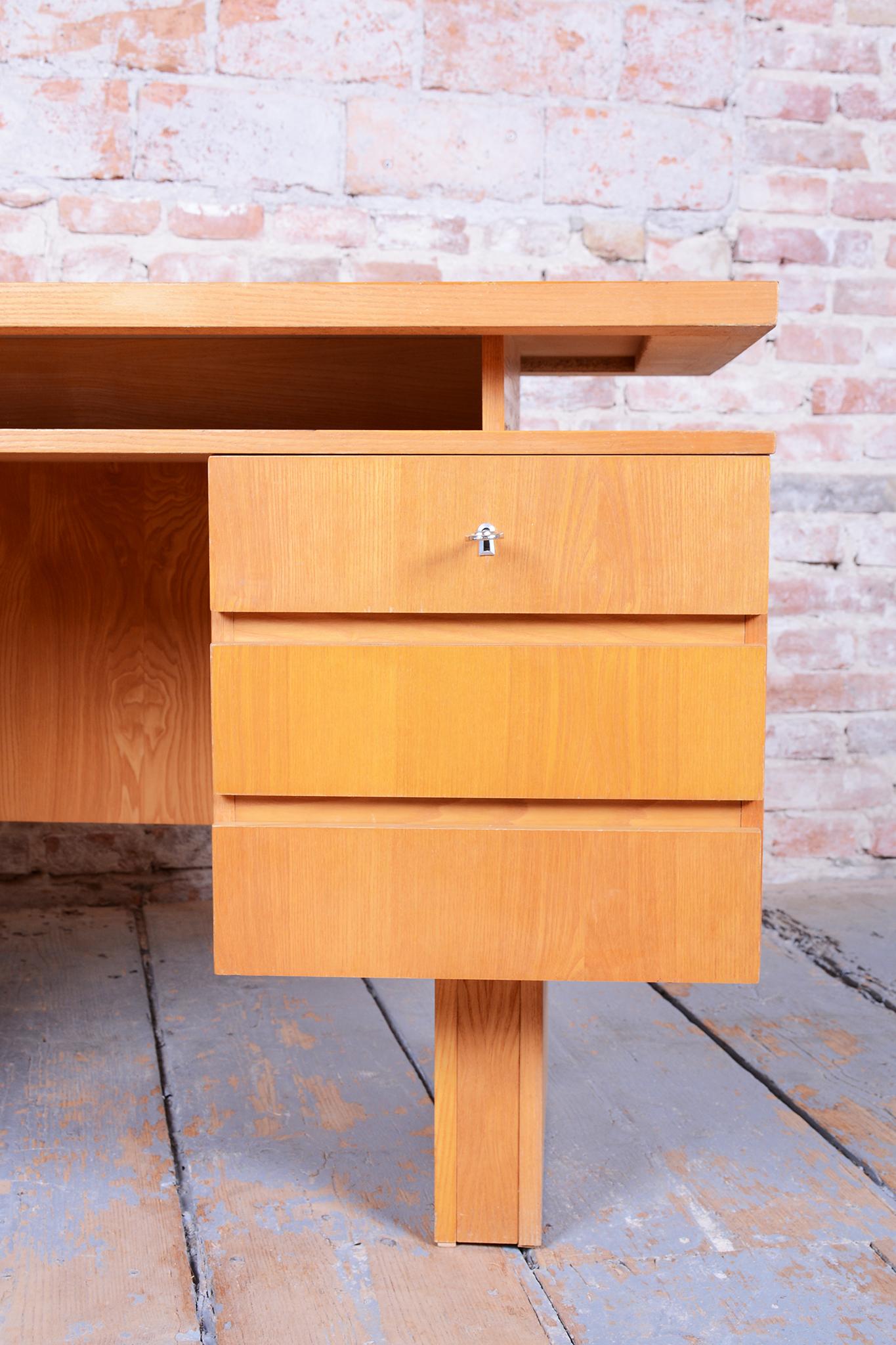 Restaurierter Schreibtisch aus der Mitte des Jahrhunderts, Esche, revitalisiertes Polen, Tschechien, 1960er Jahre im Zustand „Gut“ im Angebot in Brandys nad Labem, Středočeský kraj