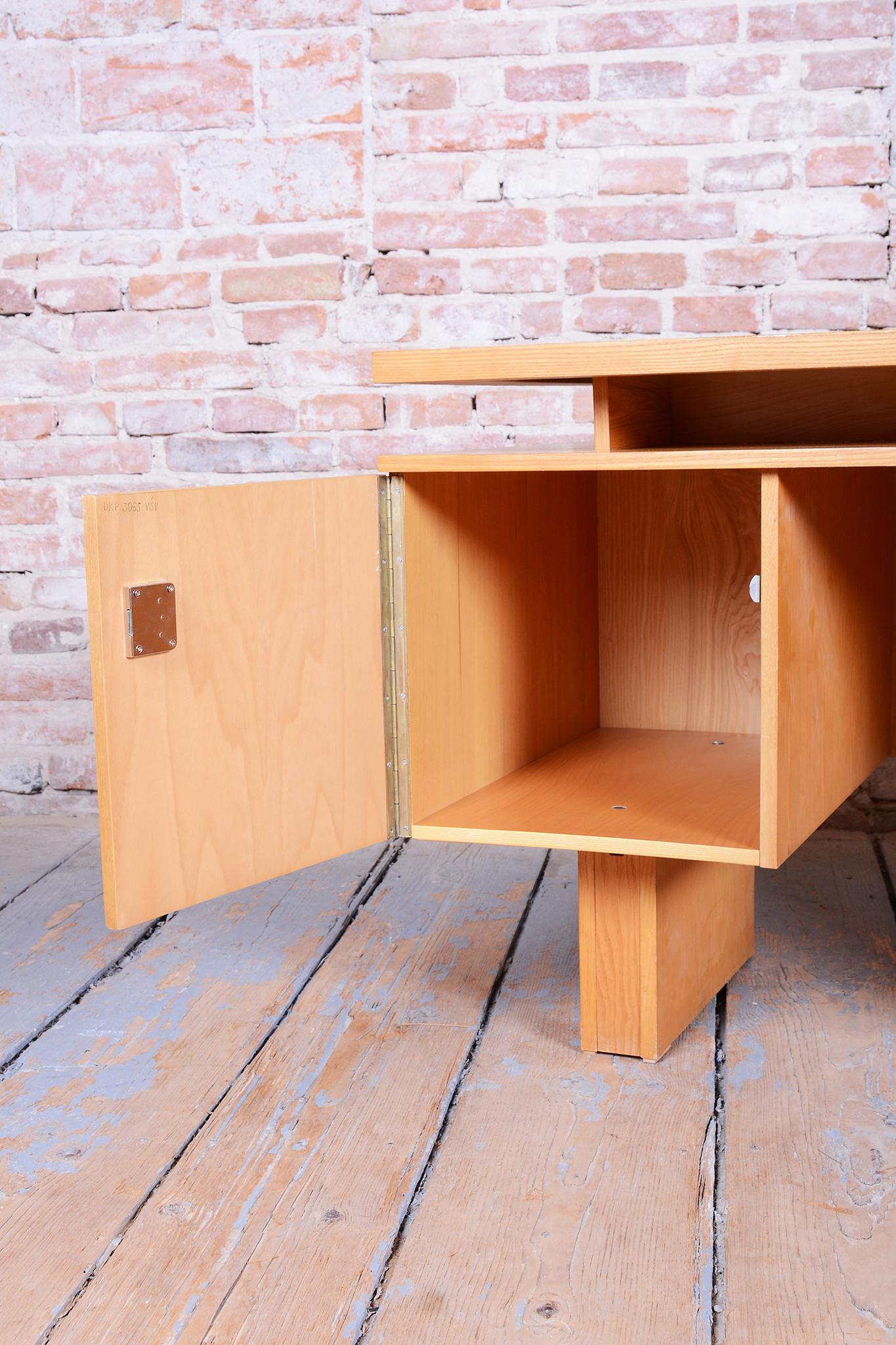 Restaurierter Schreibtisch aus der Mitte des Jahrhunderts, Esche, revitalisiertes Polen, Tschechien, 1960er Jahre (20. Jahrhundert) im Angebot