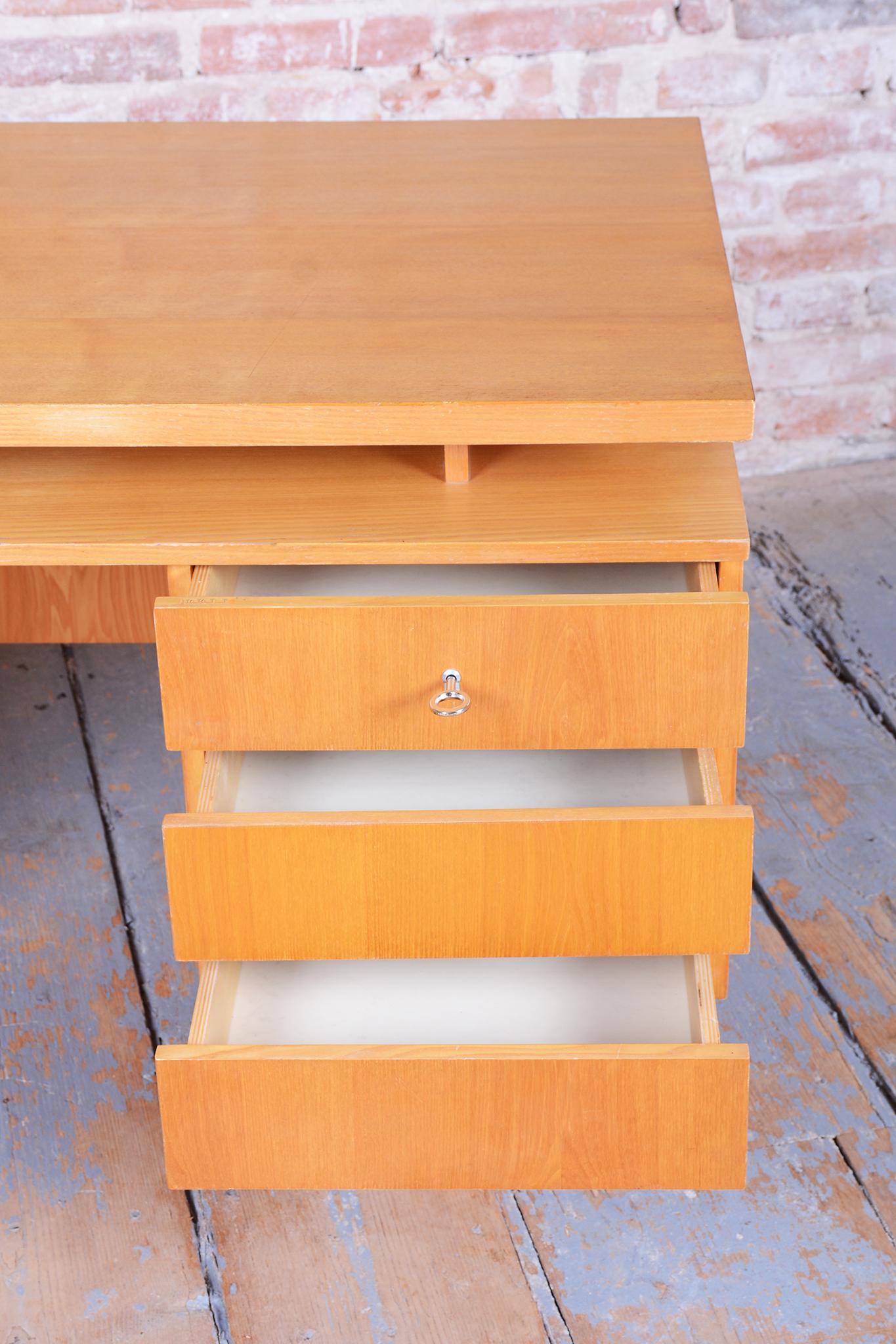 Restaurierter Schreibtisch aus der Mitte des Jahrhunderts, Esche, revitalisiertes Polen, Tschechien, 1960er Jahre (Holz) im Angebot