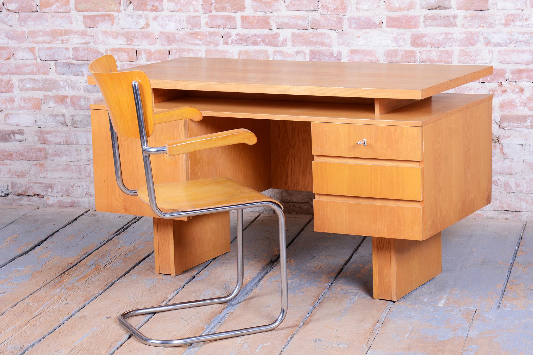 Restaurierter Schreibtisch aus der Mitte des Jahrhunderts, Esche, revitalisiertes Polen, Tschechien, 1960er Jahre im Angebot 1