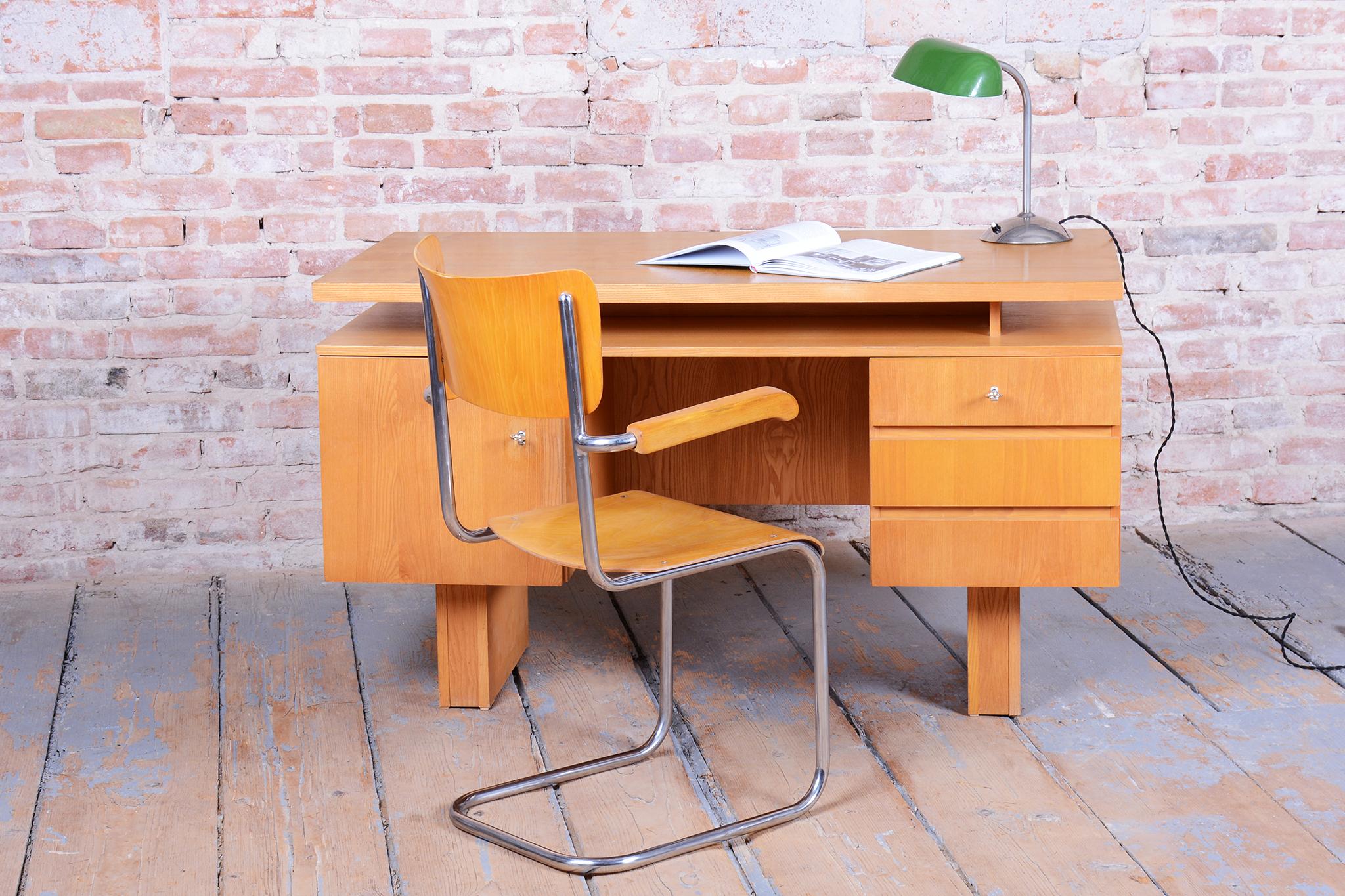 Restaurierter Schreibtisch aus der Mitte des Jahrhunderts, Esche, revitalisiertes Polen, Tschechien, 1960er Jahre im Angebot 2