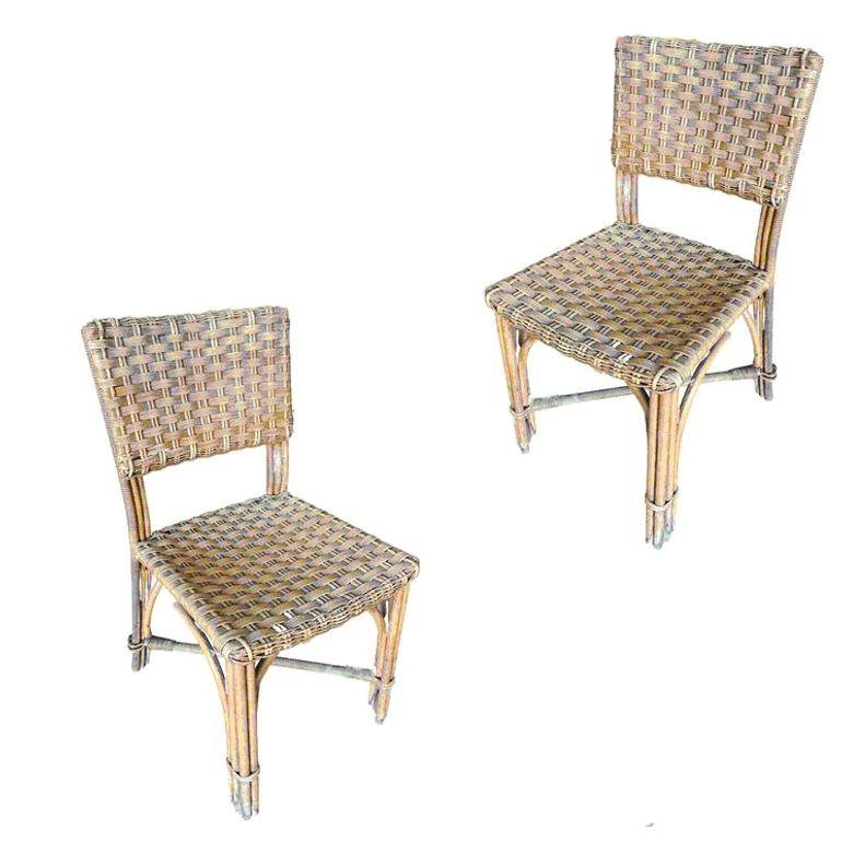Questo splendido set restaurato di quattro sedie da pranzo in rattan originali della metà del secolo scorso, con schienale e seduta in vimini intrecciato, è in stile Frankl. La sedia è costruita con un rivestimento in vimini di fantasia, tutti