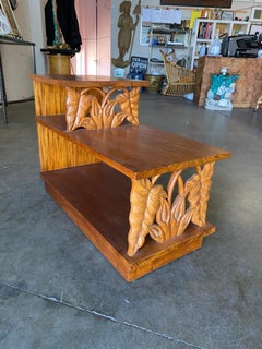 Table d'appoint en bois Koa du milieu du siècle, restaurée et sculptée à la main avec feuilles de palmier