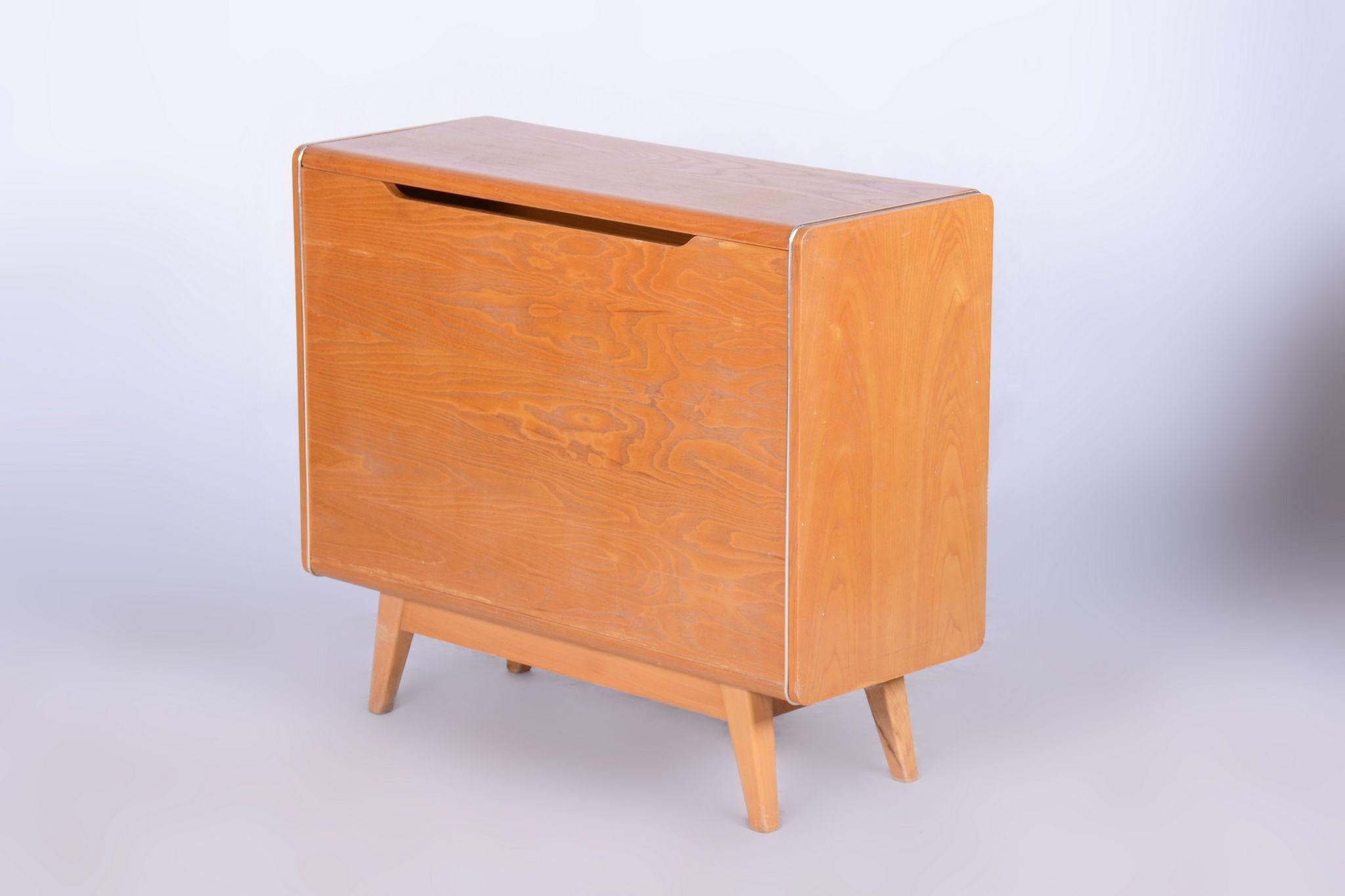 Restored Midcentury Hinged Storage Cabinet, Ash, Jitona Sobeslav, Czechia, 1950s In Good Condition For Sale In Horomerice, CZ
