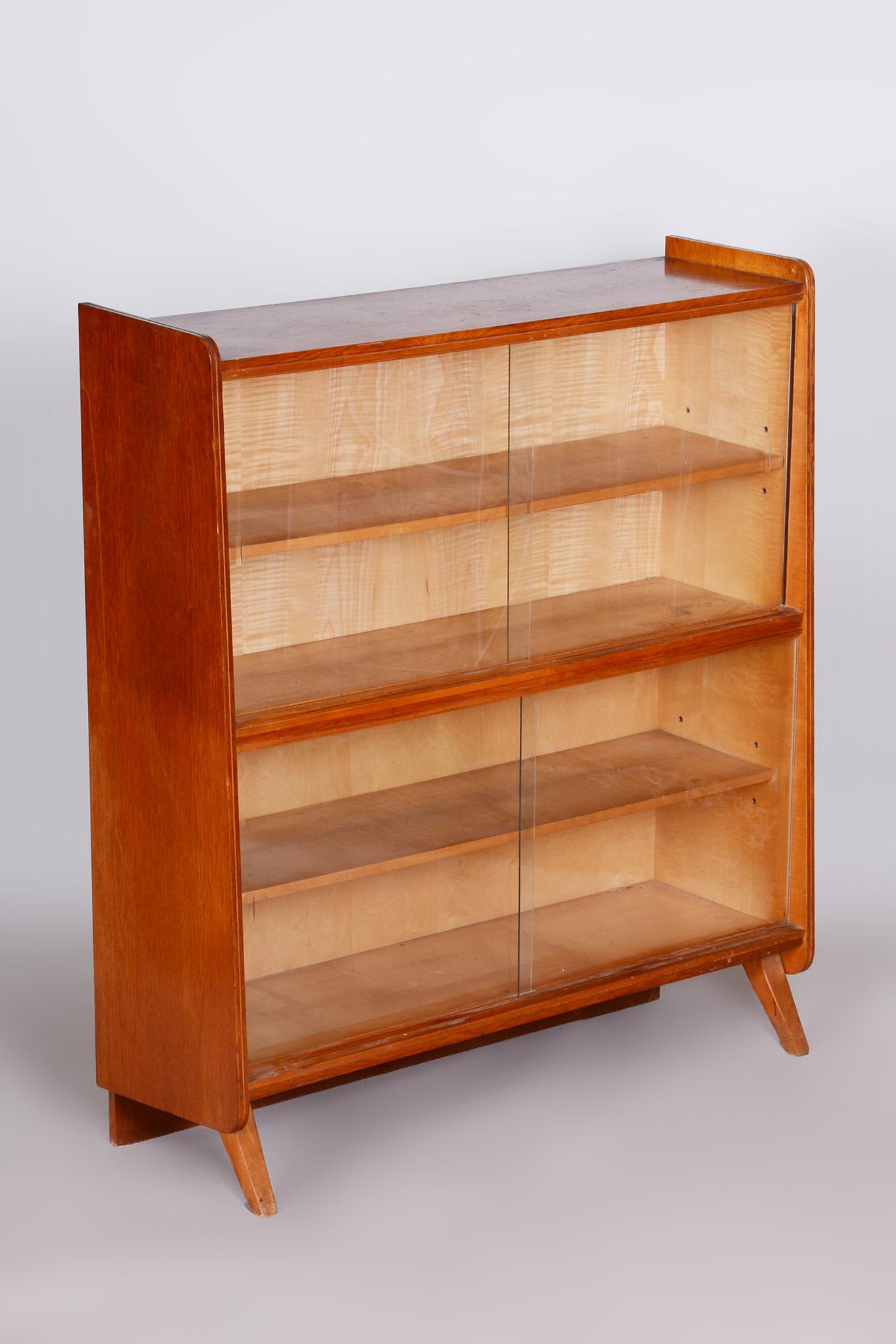 Restored Midcentury Oak Bookcase, Glass Doors, Revived Polish, Czechia, 1950s In Good Condition For Sale In Horomerice, CZ