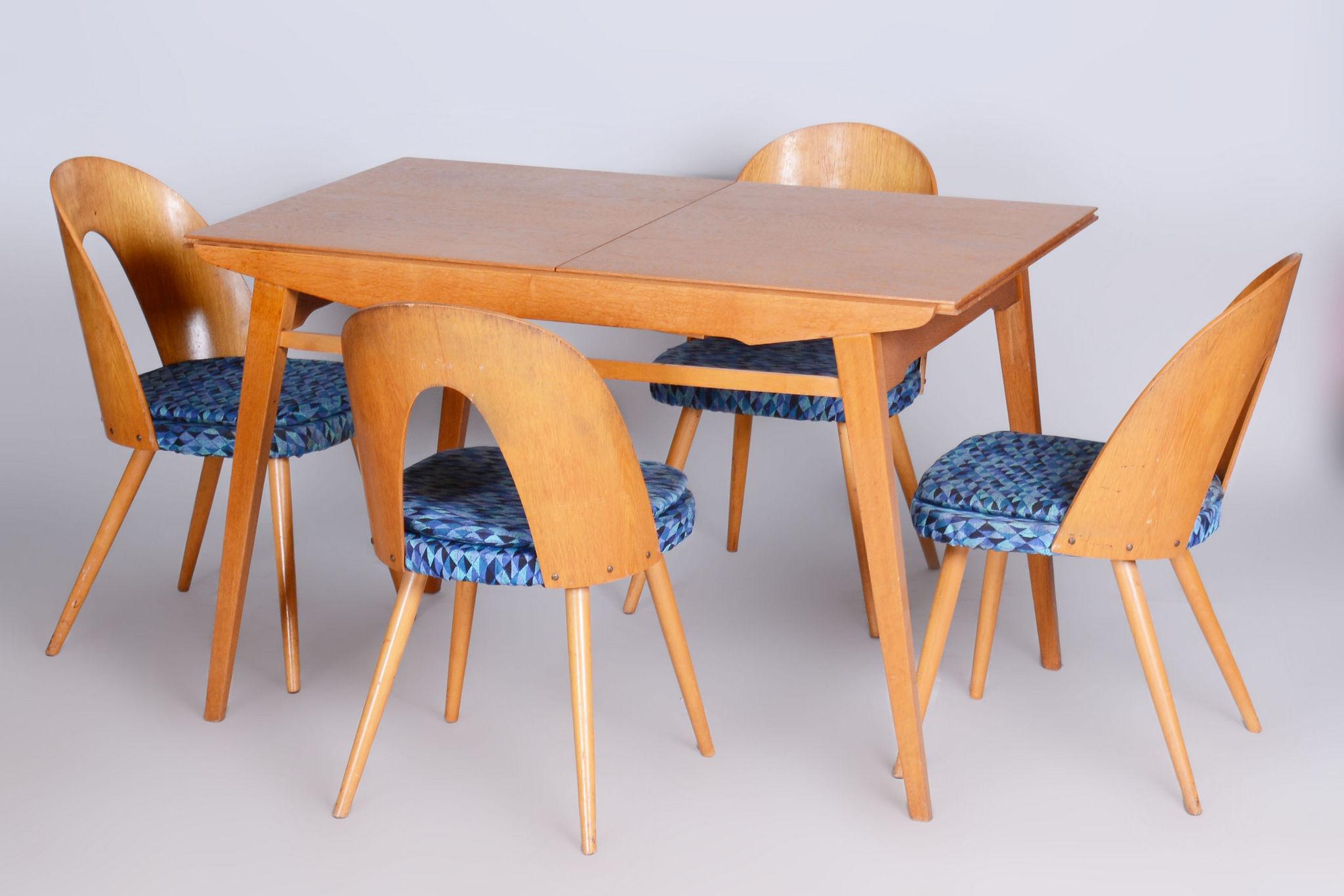 Restored Midcentury Oak Extendable Dining Table, Revived Polish, Czechia, 1950s In Good Condition For Sale In Horomerice, CZ