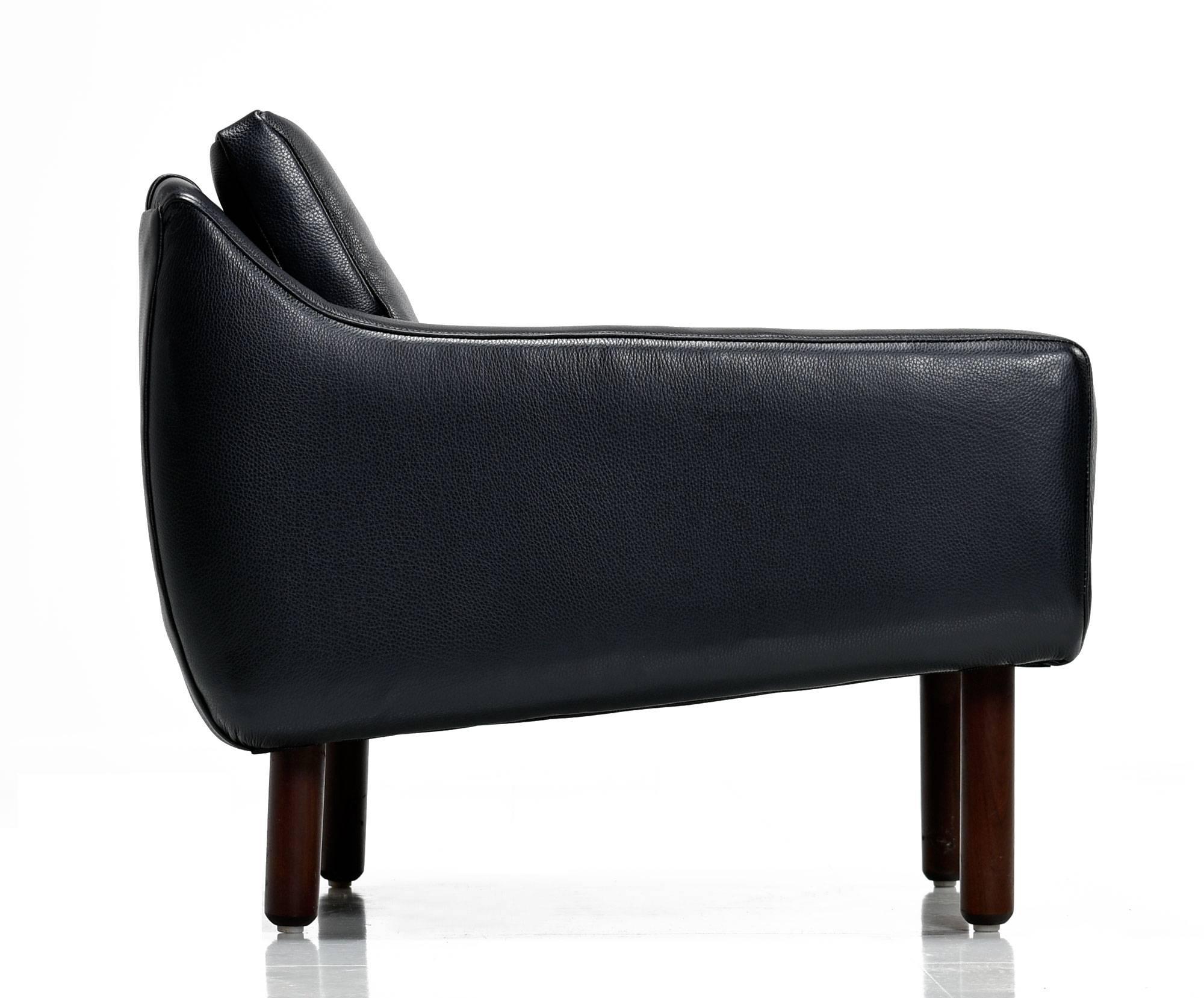 Mid-Century Modern Chaise longue à dossier bas en cuir noir mi-siècle, style Svend Skipper, restaurée en vente