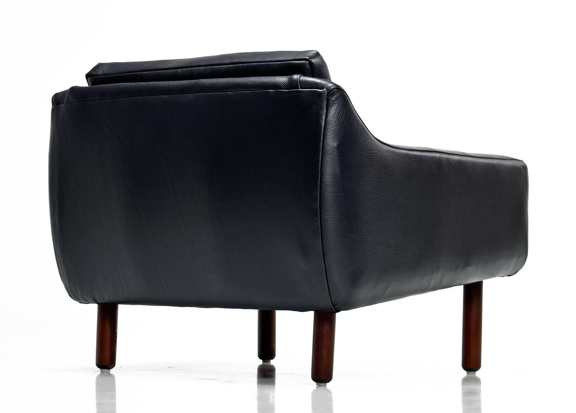 Scandinave Chaise longue à dossier bas en cuir noir mi-siècle, style Svend Skipper, restaurée en vente