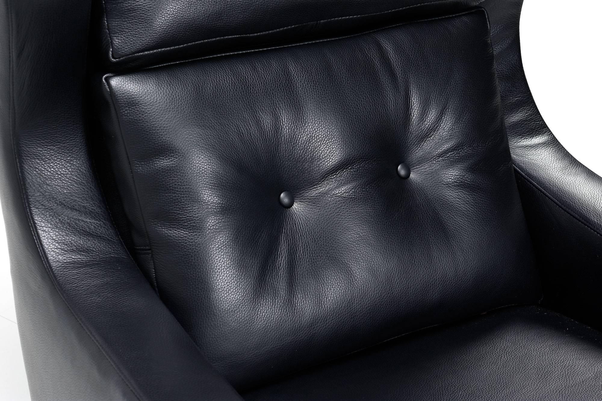 Milieu du XXe siècle Chaise longue à dossier bas en cuir noir mi-siècle, style Svend Skipper, restaurée en vente