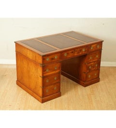 Escritorio restaurado de campaña militar con pedestal de tejo con tapa de cuero teñido a mano