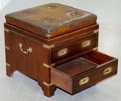 Tabouret de campagne militaire restauré en cuir marron teint à la main, coussin et tiroir en laiton