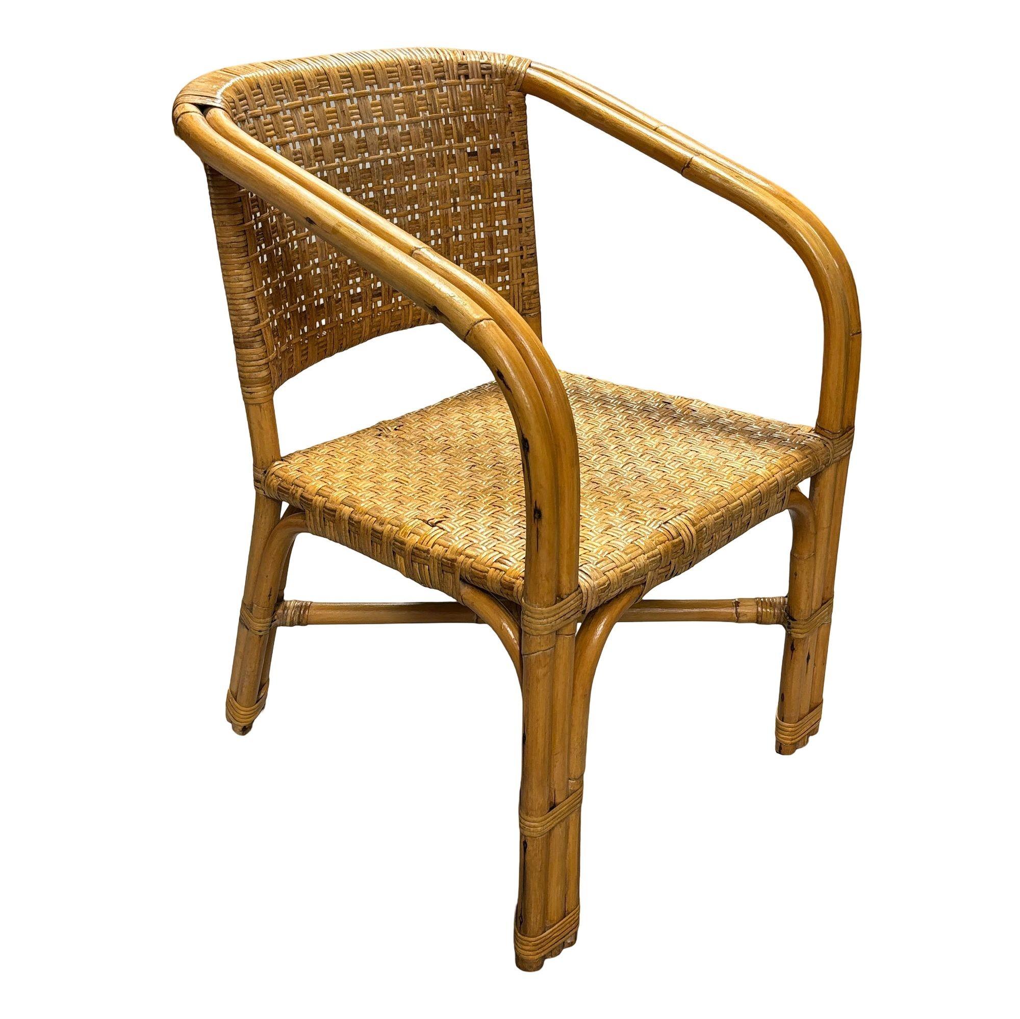 Dieser wunderschön restaurierte, von Paul Frankl inspirierte Rattansessel verfügt über elegante, zweisträngige Übergangsarme und eine wunderschön geflochtene Sitzfläche aus Weidengeflecht, die klassisches hawaiianisches Design mit modernem Design