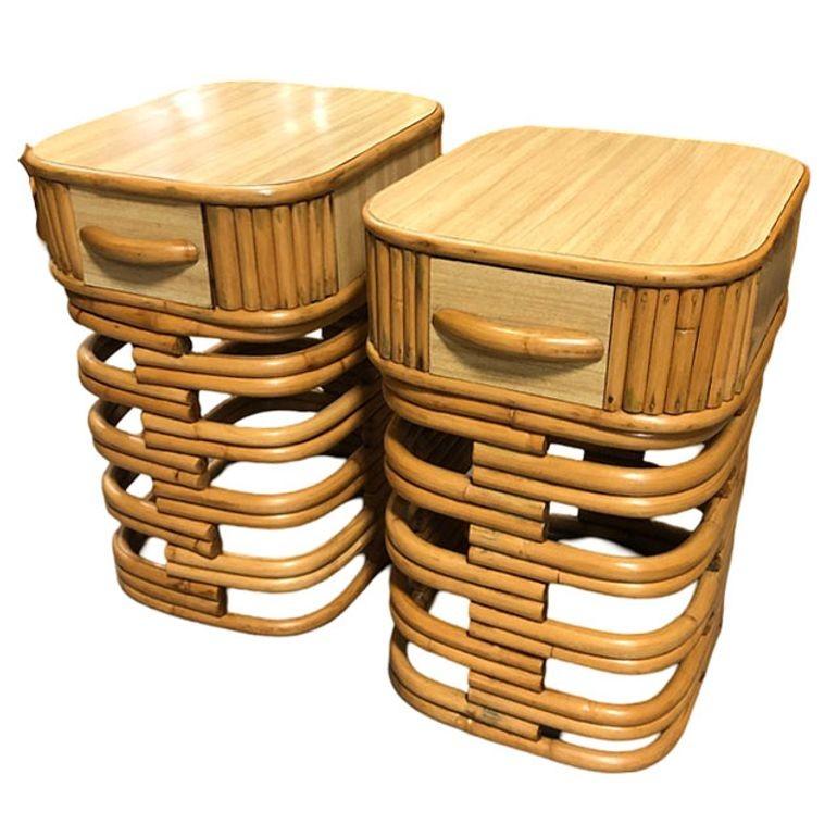 Revitalisez votre chambre à coucher avec ces tables de chevet en rotin de style Paul Frankl magnifiquement restaurées, alliant le style et le charme vintage au confort moderne. L'ensemble présente des caissons en rotin empilés, basés sur des