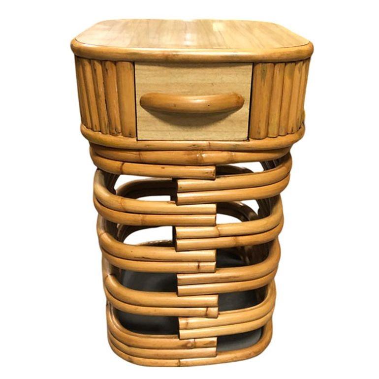 Américain Table de nuit en rotin empilé restaurée Table d'appoint avec plateau en formica, paire en vente