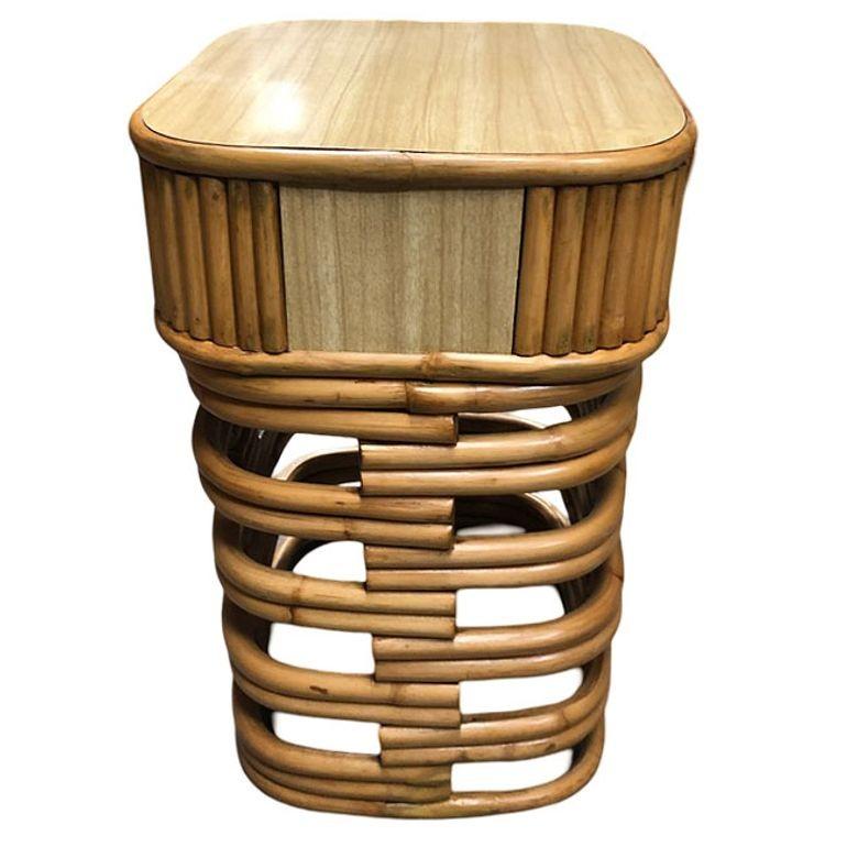 Milieu du XXe siècle Table de nuit en rotin empilé restaurée Table d'appoint avec plateau en formica, paire en vente