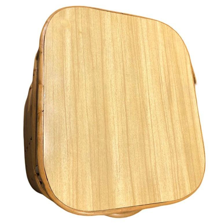 Rotin Table de nuit en rotin empilé restaurée Table d'appoint avec plateau en formica, paire en vente