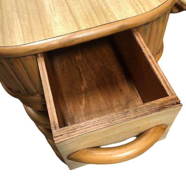 Table de nuit en rotin empilé restaurée Table d'appoint avec plateau en formica, paire en vente 1