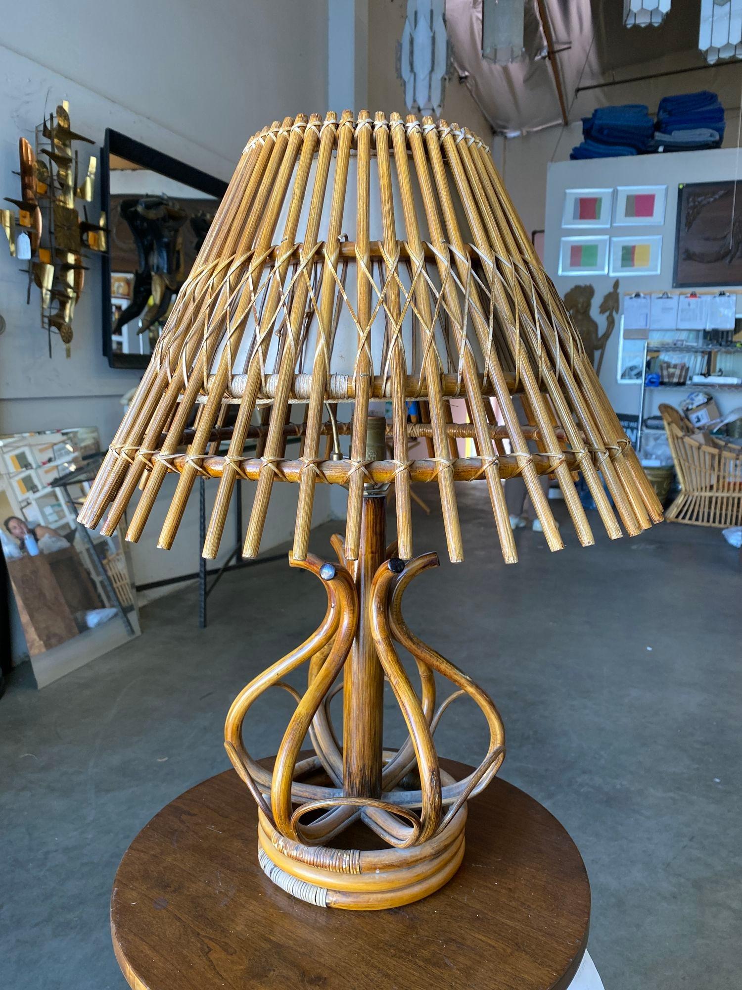 Inconnu Lampe de table moderniste en rotin à bâtons empilés restaurée avec abat-jour en rotin en vente