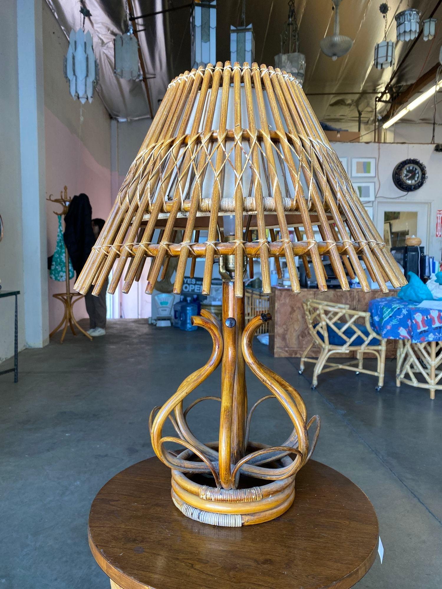 Lampe de table moderniste en rotin à bâtons empilés restaurée avec abat-jour en rotin en vente 1