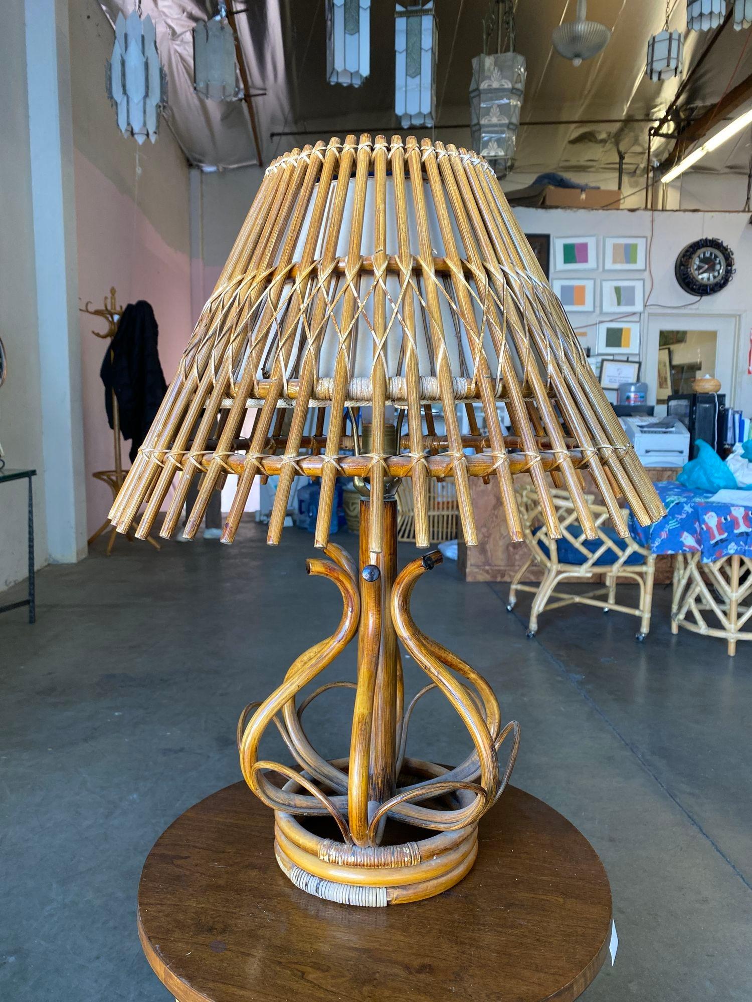 Lampe de table moderniste en rotin à bâtons empilés restaurée avec abat-jour en rotin en vente 2