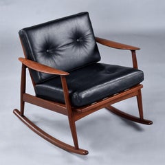 Fauteuil à bascule Moreddi restauré, teck danois et cuir noir, années 1950