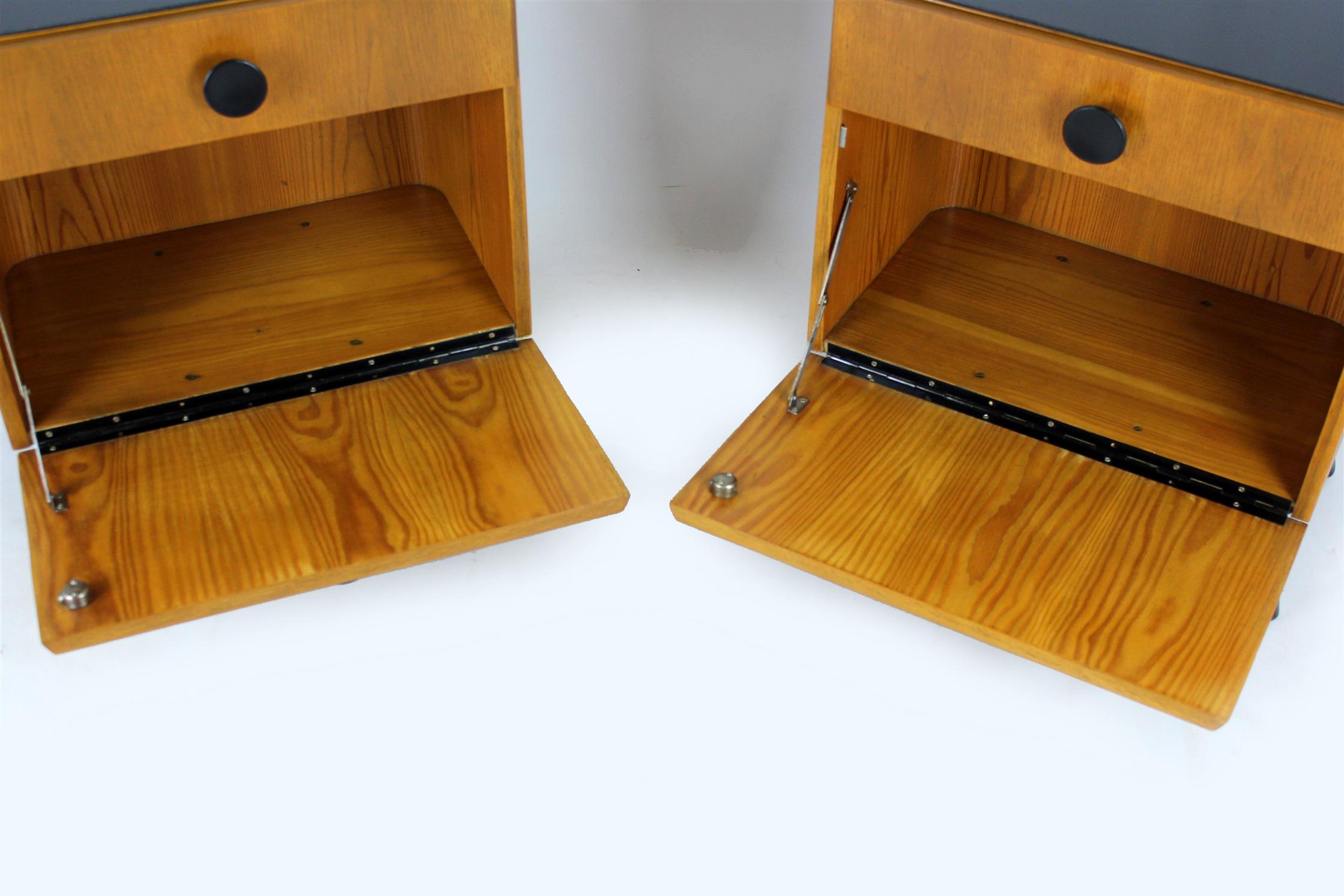 Restored Nightstands with Glass Tops by J. Halabala for UP Zavody, Set of 2 In Excellent Condition For Sale In Żory, PL
