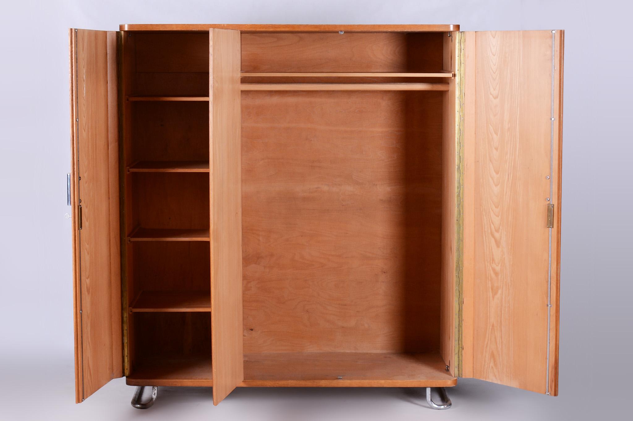 Restaurierter Bauhaus-Kleiderschrank aus Eiche, verchromter Stahl, Tschechien, 1930er Jahre im Angebot 4