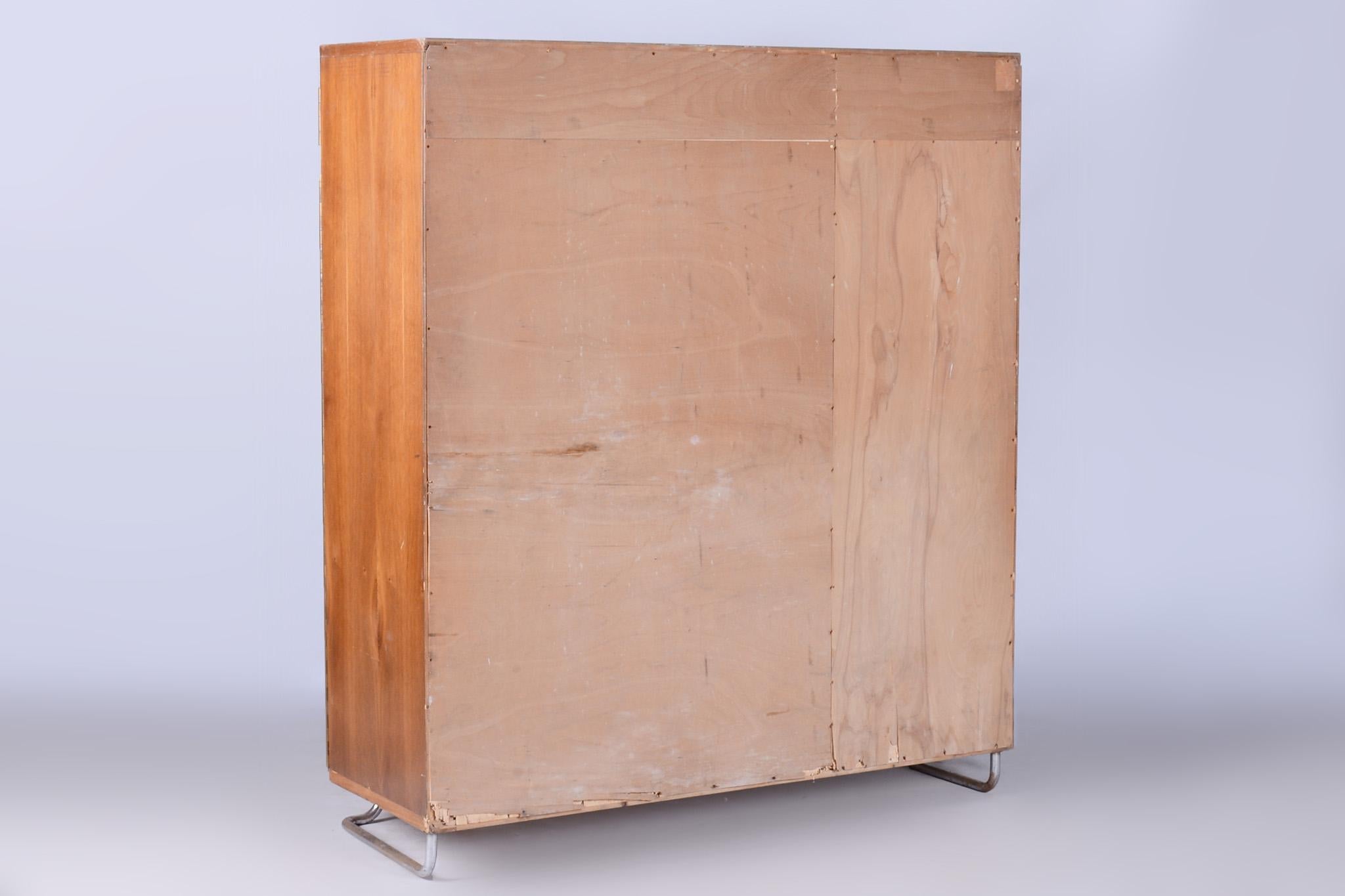 Restaurierter Bauhaus-Schrank aus Eiche.

Quelle: Tschechische Republik (Tschechoslowakei)
Zeitraum: 1930-1939
MATERIAL: Eiche, verchromter Stahl

Wiederbelebte Politur.
Unser professionelles Renovierungsteam in Tschechien hat es vollständig nach