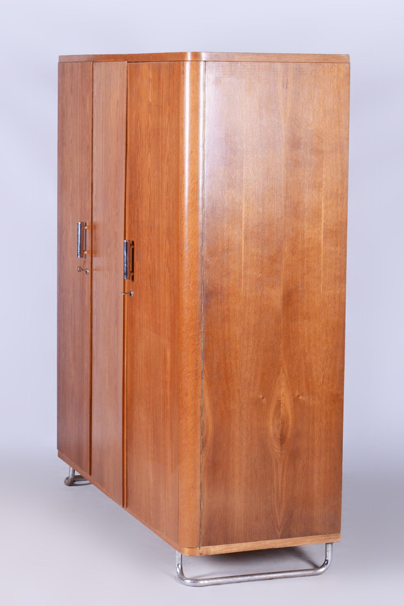 Restaurierter Bauhaus-Kleiderschrank aus Eiche, verchromter Stahl, Tschechien, 1930er Jahre (Tschechisch) im Angebot